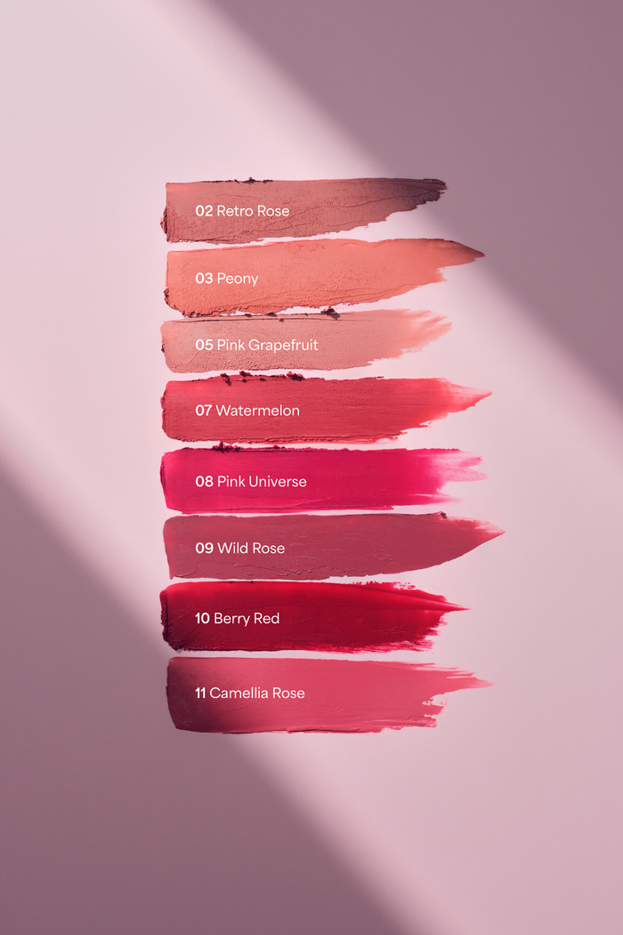 lavera Cream Glow Lipstick -Camellia Rose 11- in der Anwendung