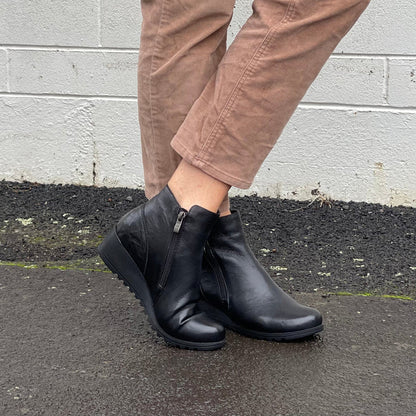 Comfortable wedge ankle boots with a double zip. Quality leather boots.