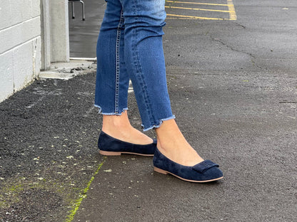 Quality women's shoes. Comfortable ballet flats in soft suede. In Navy.
