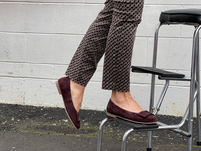 Quality women's shoes. Comfortable ballet flats in soft suede. In burgundy.
