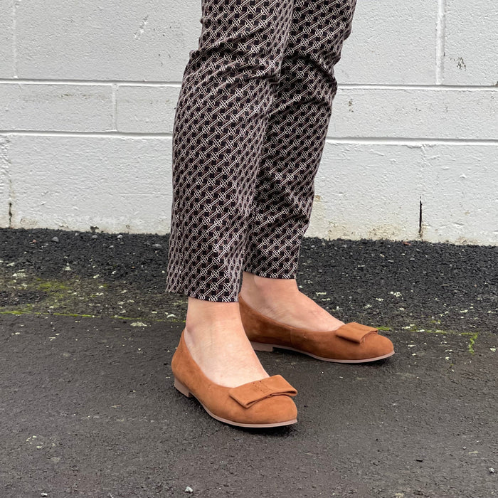 Quality women's shoes. Comfortable ballet flats in soft suede. In tan.