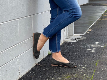 Quality women's shoes. Comfortable ballet flats in soft suede. In charcoal.